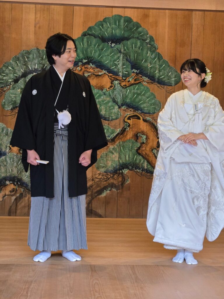 能舞台にいる新郎新婦